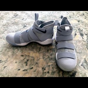 Nike Lebron James Soldier XI Gray 943155-002 4.5
